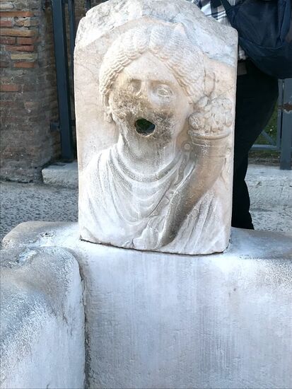 Noch ein Marmorbrunnen.