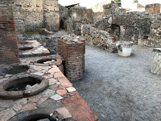Eine Küche (vermutlich Kantine, auf jeden Fall größer)