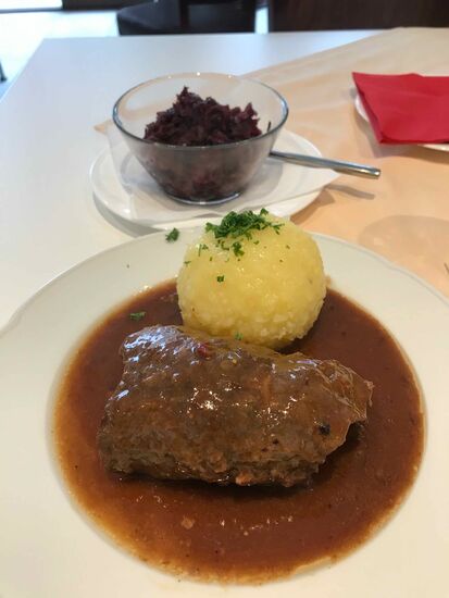 Und mein Sonntagsbraten, Roulade mit Klos, Soß und Rotkraut.