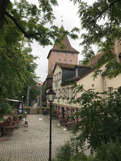 Auf dem Weg zur Kettenbrücke.