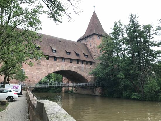 Blick auf die Kettenbrücke aus Richtung Henkersteg.