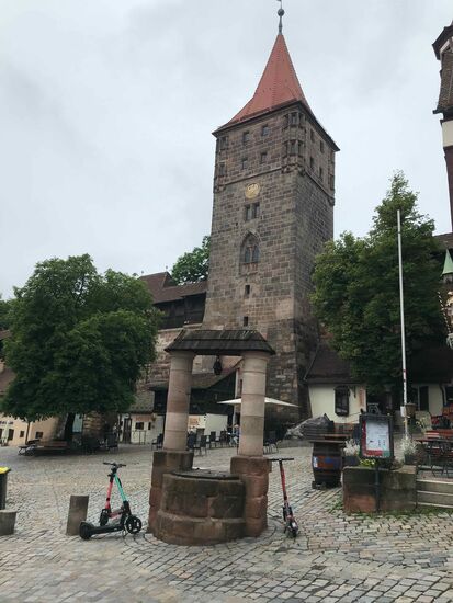 Platz beim Tiergärtnertor.