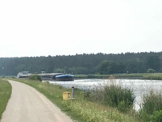 Es fahren wenig Schiffe, aber die paar sind sehr groß.