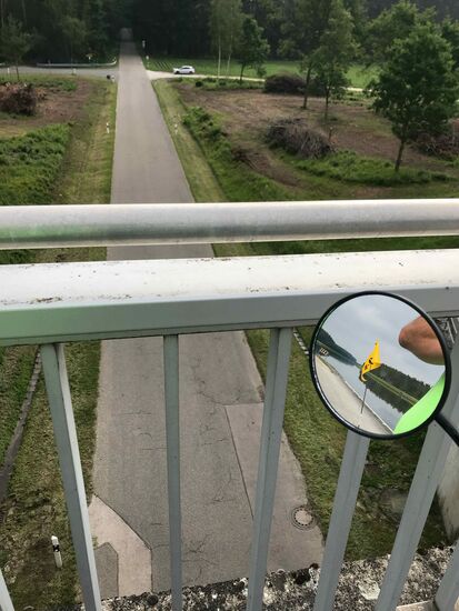 Schaut mal in den Rückspiegel, da sieht man, dass der Kanal gerade eine Straße kreuzt.