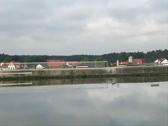 Unter dieser Brücke die Straße.