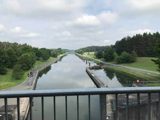 Ein paar km danach alles wie gewohnt, die Straße geht über den Kanal.