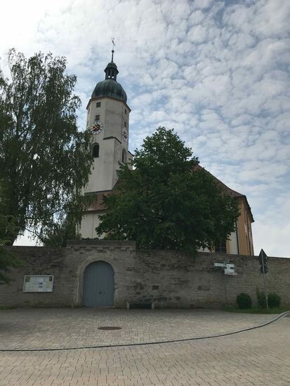 Und die Aussage, wo eine Kirche ist, ist auch eine Kneipe, stimmt hier auch nicht.