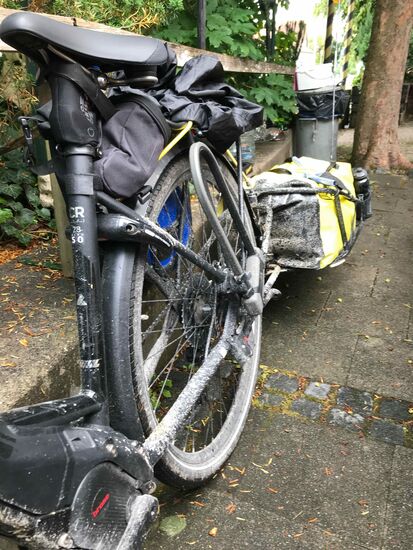 Und was der Nürnberger Regen so schön weggewaschen hatte, ist durch den Schlammspurt wieder da.