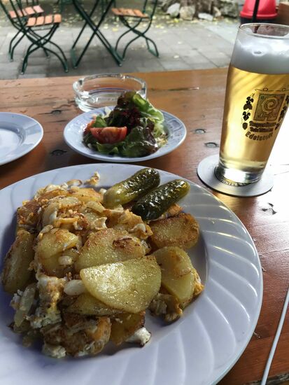 Und gebratene Klöße mit Salat.