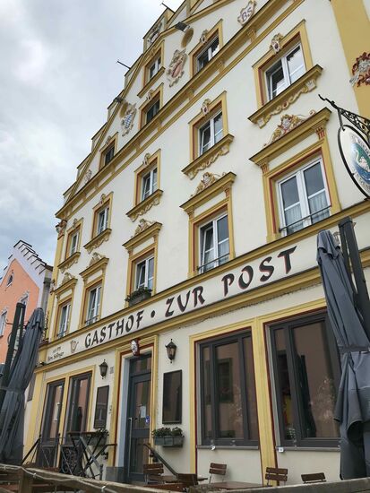 Und so sieht meine Unterkunft aus. Heute Ruhetag, aber macht nix, gegenüber ist ein Brauereigasthof...