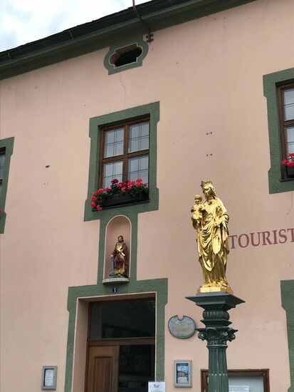 Und wie es sich in Bayern gehört, stehen die Heiligen auch bereit.