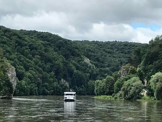 Das Boot kommt vom Kloster Weltenburg.