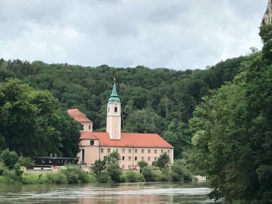 Da ist schon das Kloster zu sehen.
