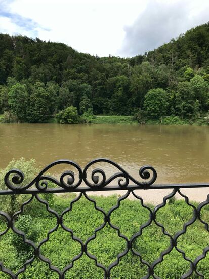 Der Blick aus meinem Fenster. Und ab 19:00 himmlische Ruhe, da schließt hier nämlich alles.