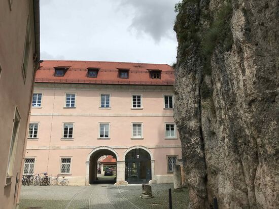 Der Eingang zum Gästehaus.