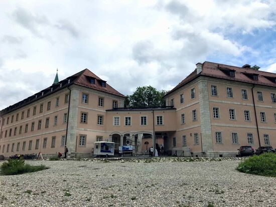 Ein Blick von der Donau aufs Kloster.