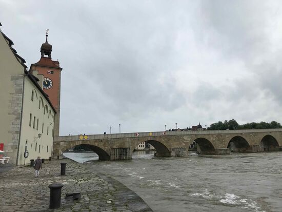 Die steinerne Brücke, eines der Wahrzeichen von Regensburg.