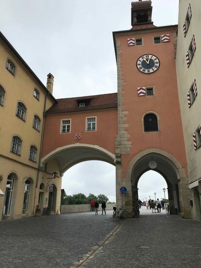 Das Tor auf die steinerne Brücke.