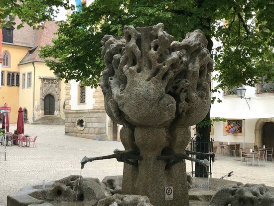 Und zwischen den Bäumen versteckt sich moderne Kunst.