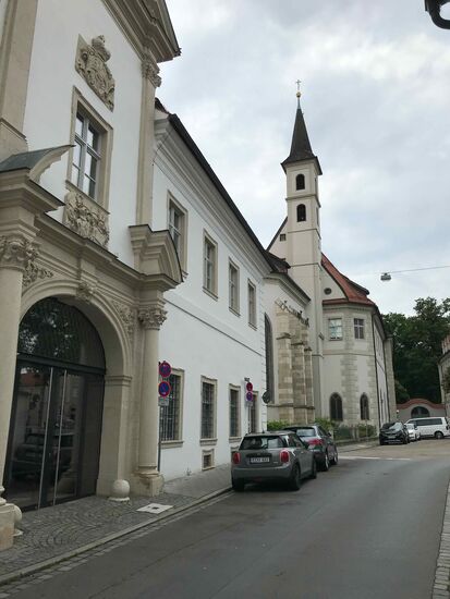 Im Hintergrund eine Kirche des Deutschordens, links eine ehemalige Bleistiftfabrik.