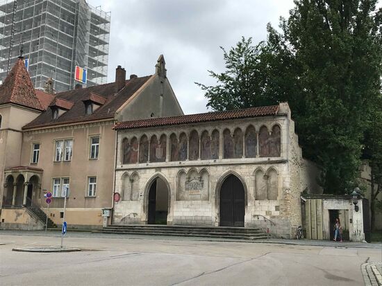 Hinter diesen Mauern haust Gloria von Thurn und Taxis