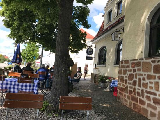 Und weil Sonntag ist, geht es aufs Land zum Frühschoppen und Mittagessen.