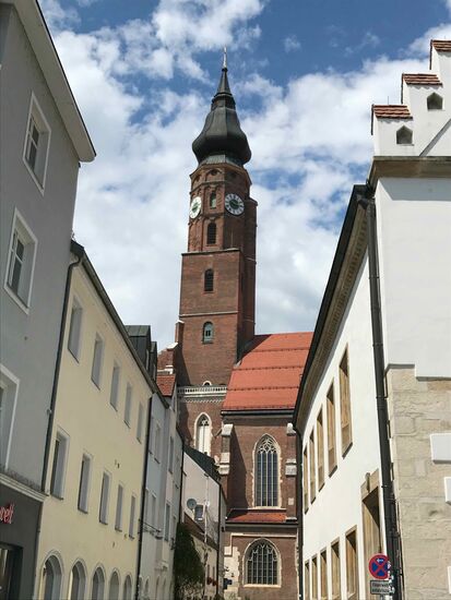 Egal, in welche Gasse man schaut, immer eine Kirche da.