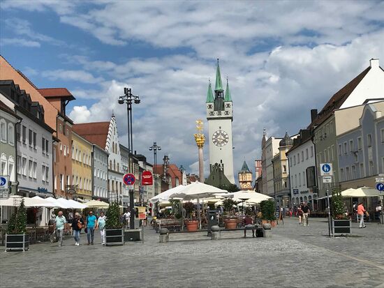 Links neben dem gelben Haus ist meine Unterkunft.