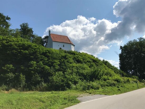 Und kleine Kapellen am Wegesrand.