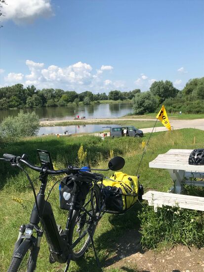 Pause an der Donau, das Fahrrad hat mich bis hierhin gut 750 km begleitet.
