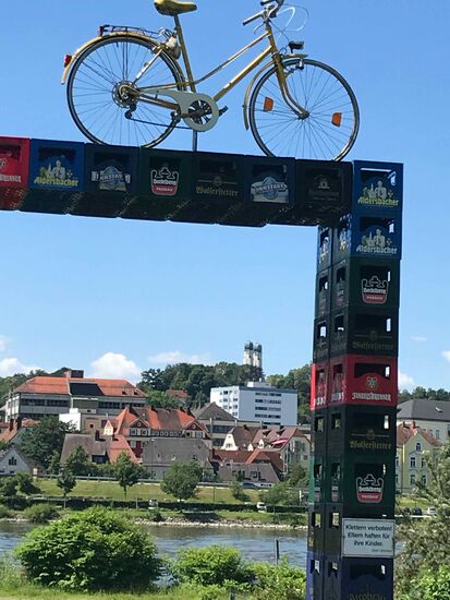 Falls das auf dem ersten Bild schlecht zu erkennen war, alles Bierkästen