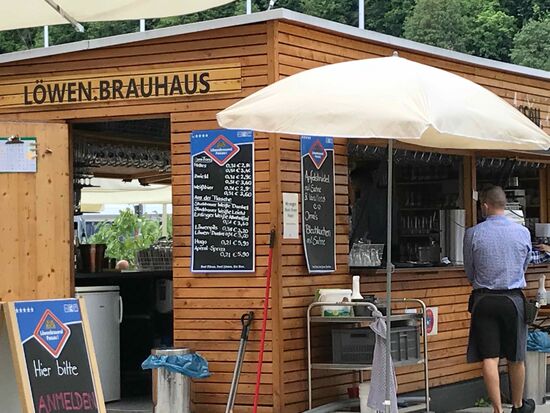 Hier ist mehr los und ich werde sogar bedient.