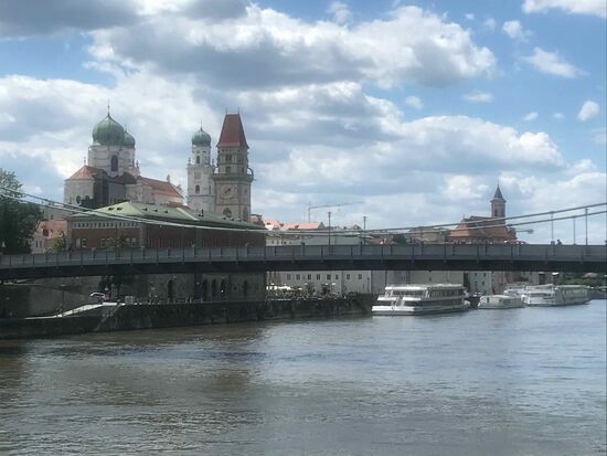 Über diese Brücke muss ich noch und den Berg hoch.