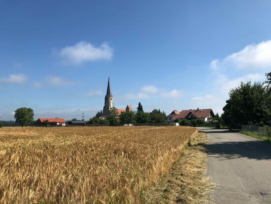 Felder und Kirchen begleiten mich heute mal wieder.