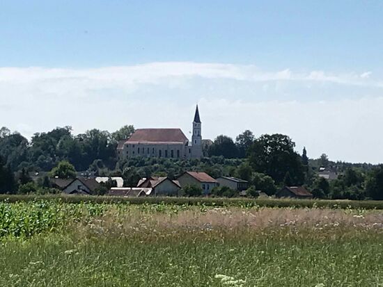 Und über allem erhebt sich die Kirche.