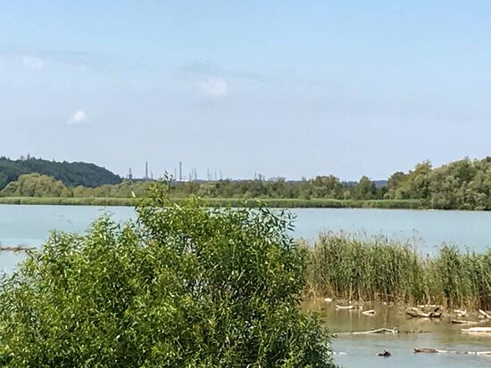 Und das ist der Hammer, ca. 20 km vor Burghausen sieht man schon die Schlote von der Wacker-Chemie in Burghausen, wo komme ich da heute hin.
