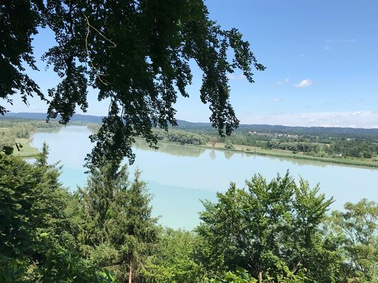 Zusammenfluss von Inn und Salzach, schön zu erkennen der Unterschied der Gewässer, der Inn ist der helle Teil.