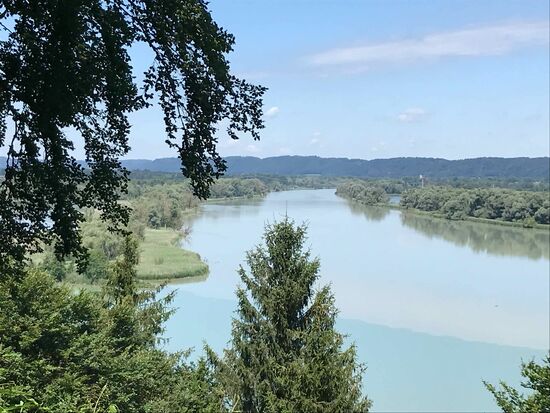 Hier ist die Trennung zwischen Salzach und Inn noch besser zu erkennen.