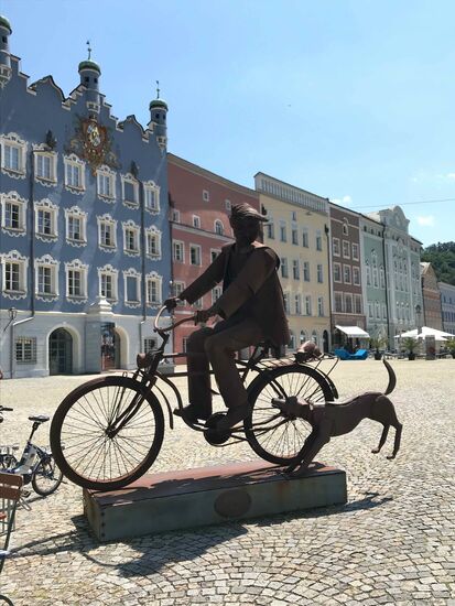 Und den Radlern hat man sogar ein Denkmal gestiftet.