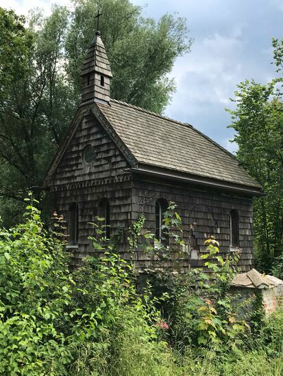 Und selbst auf dem Gelände der Jugendherberge gibt es eine kleine Kapelle.