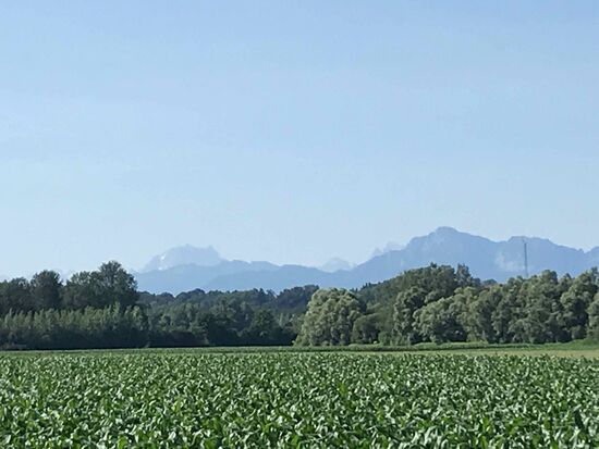 Langsam kommen die Berge näher.