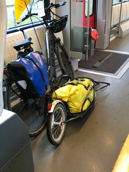 Das Fahrrad steht gut, ich sitze.