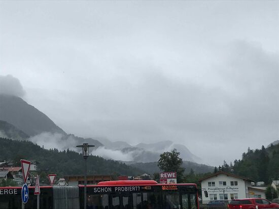 Am Bahnhof Berchtesgaden, normalerweise kann man hier zum. Watzmann sehen, heute nix ausser Wolken und Regen.