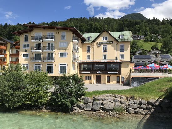 Hier bin ich früher öfter Abgestiegen, links der Anbau ist neu. Sollte man nochmal ausprobieren, ist für Wandertouren der beste Startpunkt.