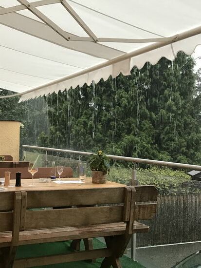 Und als ich gerade beim Gasthaus Neuhaus ankomme, geht es richtig los