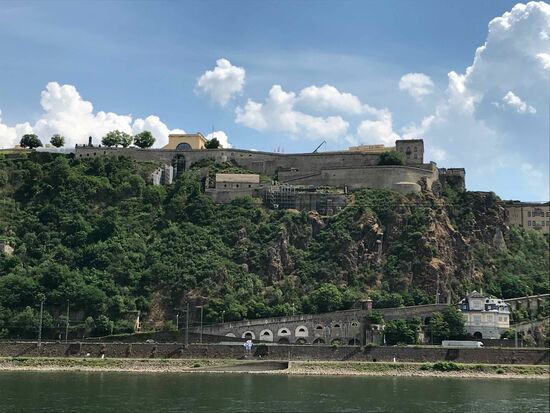 Da ist das Tagesziel, die Festung Ehrenbreitstein. "Nur" 120 m über dem Rhein, aber die Straße da hinauf hat eine ganz schöne Steigung. Dort befindet sich die Jugendherberge.