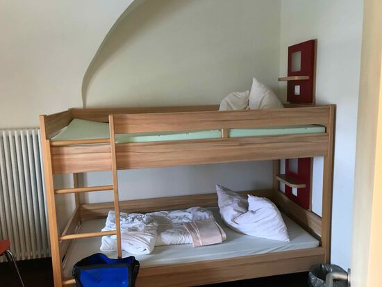 Und wie früher Betten selber beziehen.