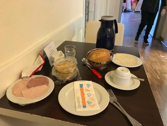 Frühstück in der Jugendherberge, sieht doch gut aus. Da war die Welt noch in Ordnung.