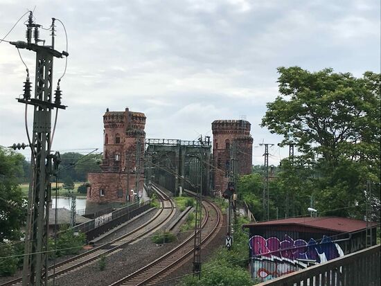 Über diese alte Rheinbrücke geht es zum Main.