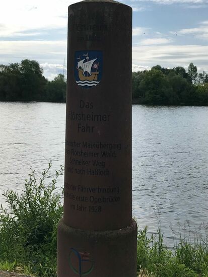 Gedenkstein führ eine nicht mehr vorhandene Fährverbindung.